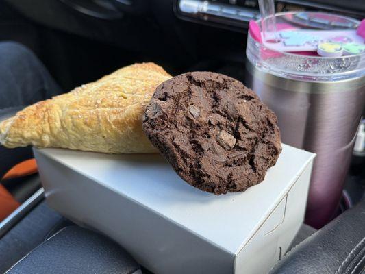 Apple turnover & double chocolate cookie