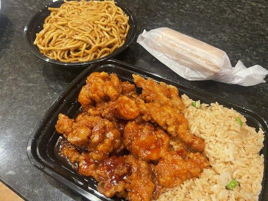 General Tso's Chicken Combo Plate with a side of Lo Mein noodles.