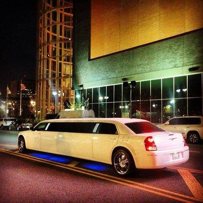 10 Passenger Luxury Chrysler 300 Limousine!