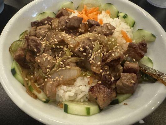 Donburi (hot rice bowl) with steak