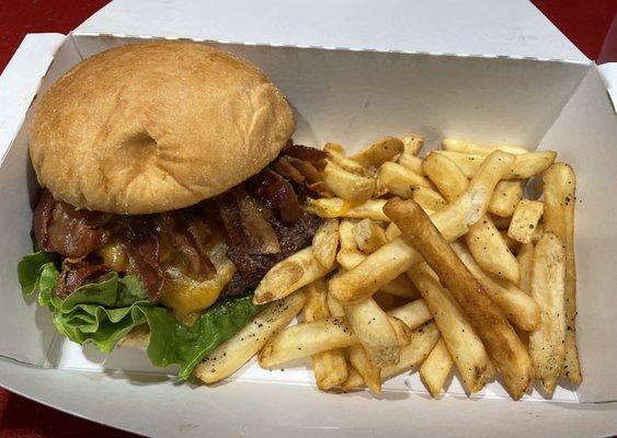 Bacon BBQ cheeseburger, that's a lot of bacon, Square 1 Burger, Tampa Airport