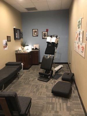 The actual room where the chiropractor does is magic. Take note of that table standing upright. Awesome way to be let down? LOL