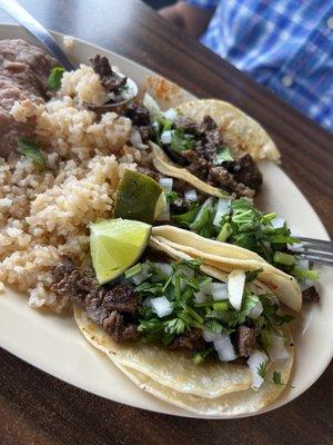 Tacos de asada con arroz y frijoles