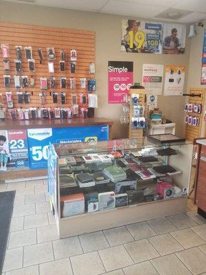 Display case with iPad cases and accessory wall for Samsung and MetroPCS phones