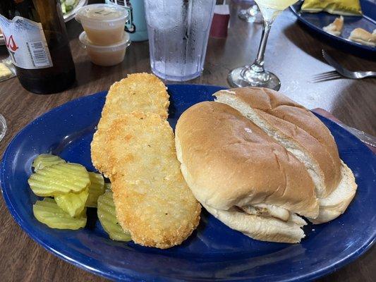 Grilled chicken sandwich with potatoes