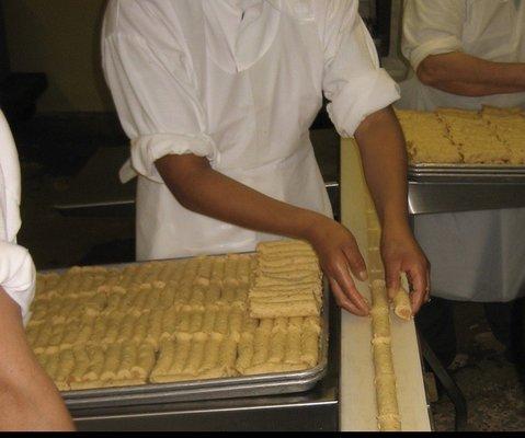 Cutting tamales to size