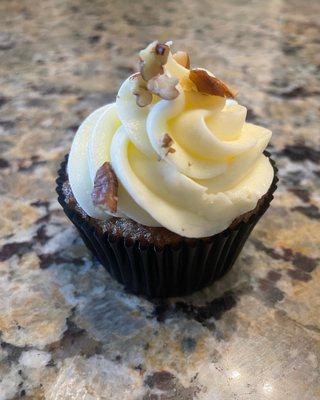 Hummingbird cupcake with cream cheese icing