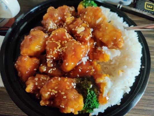 Sesame chicken lunch special. What a good deal!