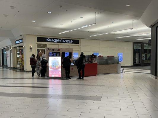 Gong Cha is a kiosk located by the Yankee Candle, on the north end of the mall. Turn left if you're coming down the slanted escalators.