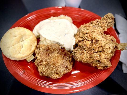 Fried Chicken, side of mashed potatoes with peppered white gravy & buttermilk biscuit with butter and honey.