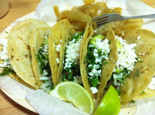 Tacos de bistek con todo.