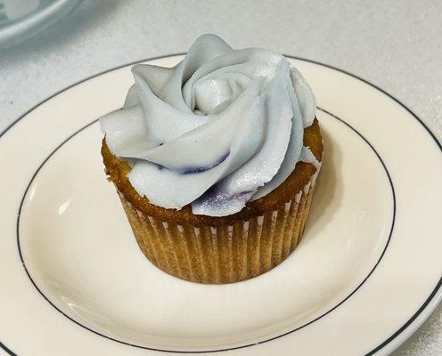 Vanilla cupcake with vanilla buttercream