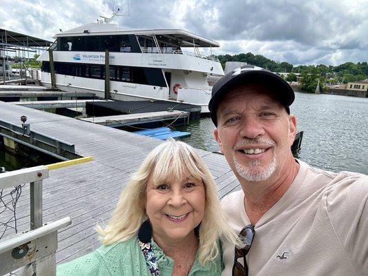 Taking a picture of the boat before we boarded.