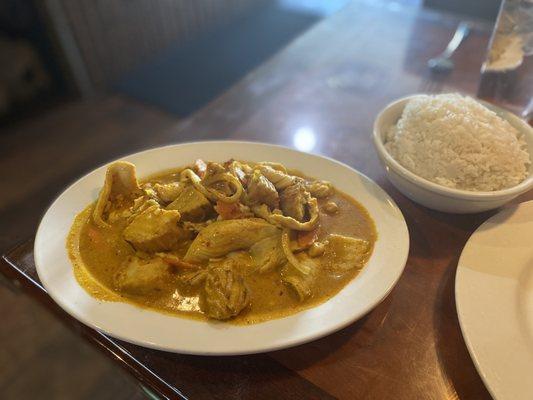 Chicken with yellow curry, carrots, onions, peanuts and white rice