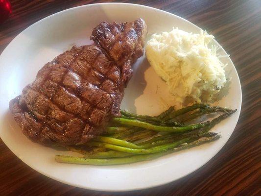 Steak with Mashed Potatoes and Asparagus