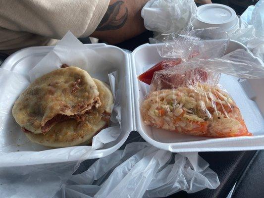 Pupusas Revuelta con curtido y salsa