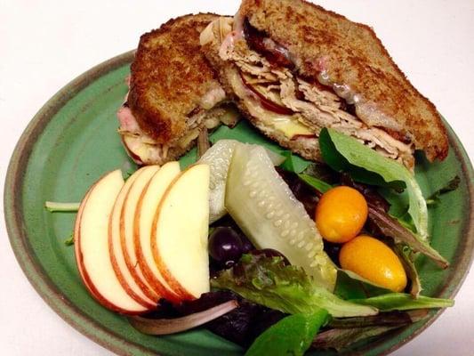 Gobbler Grill: Boar's Head Turkey/Cheddar/Bacon/Apples/Cranberry Aioli/Freshly Baked Bread