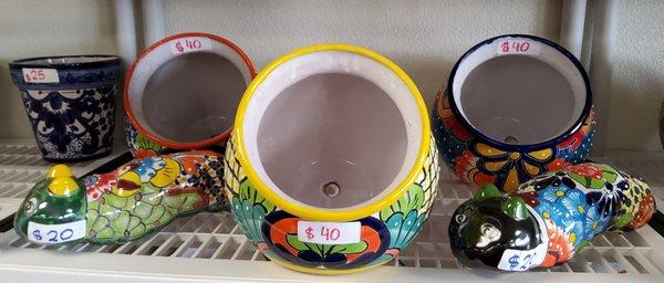 DIFFERENTS COLORS ON TILTED TALAVERA CERAMIC POTS.