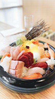 | 32 PCS SUSHI, SASHIMI, + ROLL |