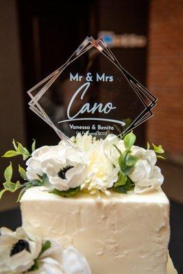 Our beautiful acrylic cake topper and floral design.