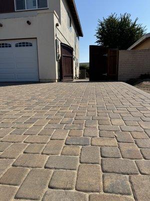 Belgard Bella "I" pattern, I used it in the drive way all the way to the back.