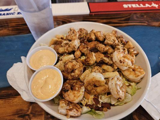 House salad with chicken and shrimp