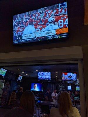 Great sports bar. Lots of TVs. Go Jackets! Georgia Tech covered last night at Clemson. Yeah, baby! #4the404 #TogetherWeSwarm