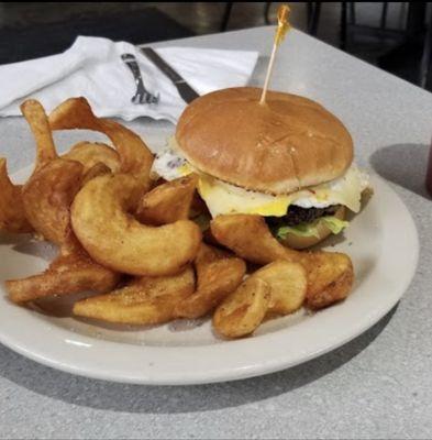 Cheeseburger w/egg on top