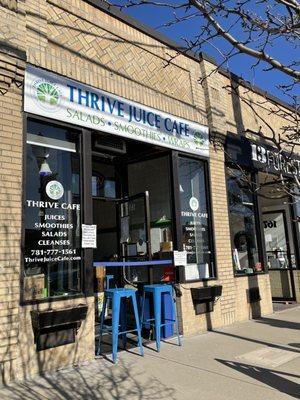 Thrive Juice's storefront for socially distanced ordering or pick up / March 2021