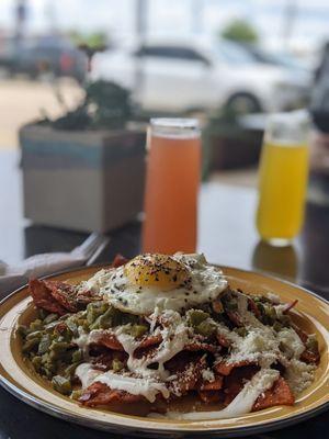 Sunday brunch: chilaquiles con nopales