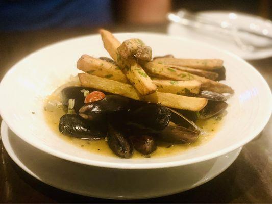 Moules Frites. Excellent. OuiOui.