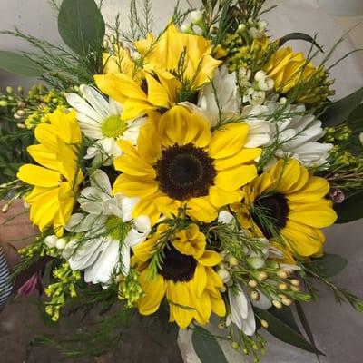 Bridal bouquet of daisies and sunflowers.