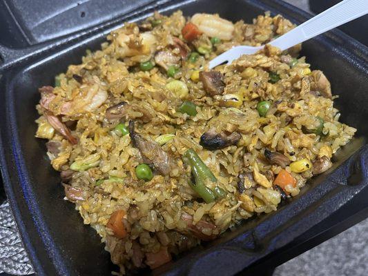 Combination fried rice with chicken and shrimp.