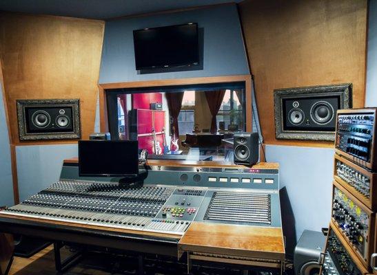 Dangerous Room: 36 channel 1974 custom Neve console, Pro Tools HDX system, Focal monitors and the best selection of analog Vintage gear