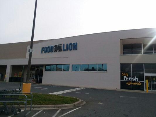 Food Lion exterior.