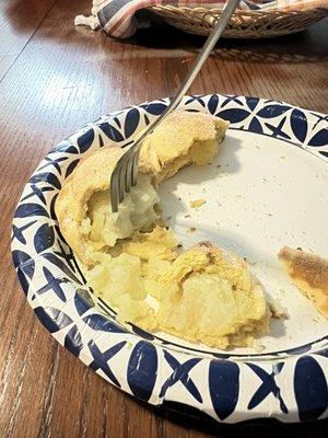 Un pastelito de crema ... la crema está como de gelatina, está reseca no está cremosa no está fresca... el tenedor se detiene en ella...