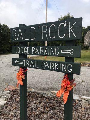 Sign directing visitors to the accessible trail (left) and the lodge (right)