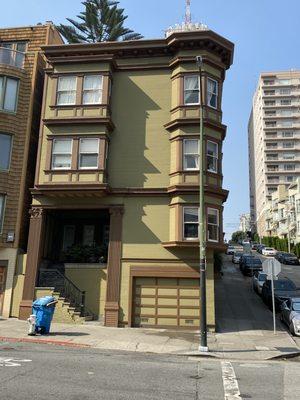 Steve Mqueen 's apartment in the movie bullit across from VJ Grocery