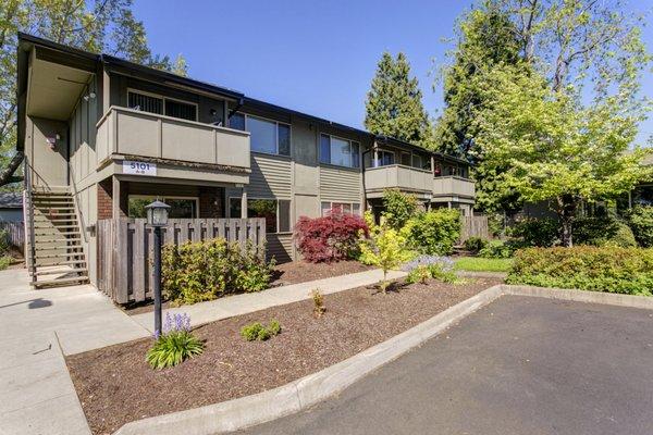 Wonderful garden-style building in SE Portland!