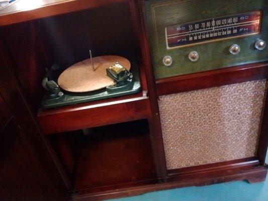 After Restoration of a 40's Philco Turntable and Radio