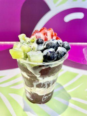 açaí bowl | vanilla protein| chocolate protein | kiwis | strawberries | blueberries