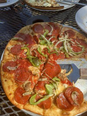 12" pizza with pepperoni, meatballs, green peppers, and onions