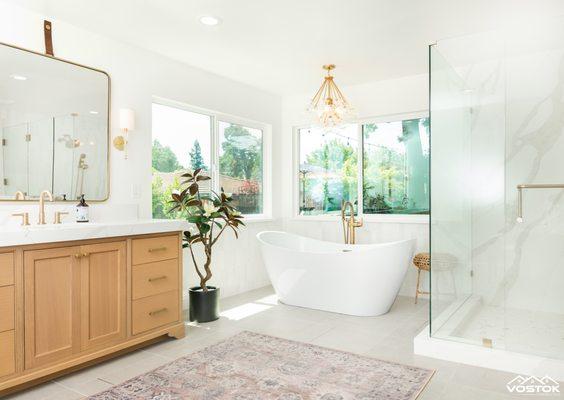 Luxurious Master Bathroom With Custom Fabricated Quartz Stone