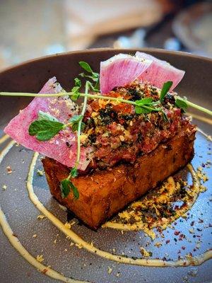 Beef tartare on hash brown with caviar and uni vinaigrette