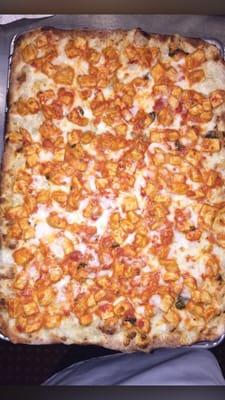 Chicken al vodka pizza