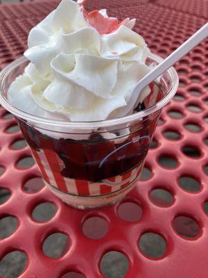 Hot fudge sundae