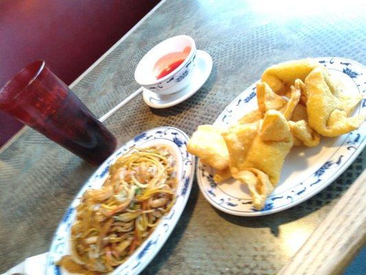 Shrimp lo mein and crab rangoon