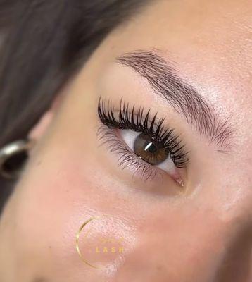 Natural hybrid wet eyelash extensions