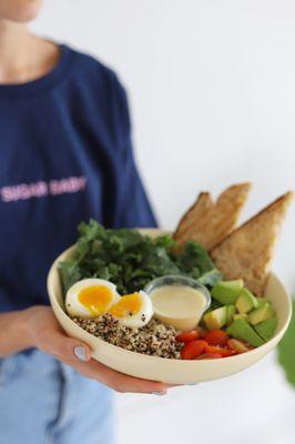 brekkie bowl 
kale| quinoa | turkey links | avo | garden tomato | 6 min egg | lemon vin & toast