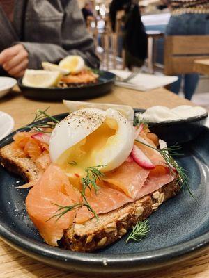 Smoked salmon toast